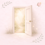 Illustration douce représentant une porte entrouverte vers un passage lumineux, symbolisant la transition physiologique, le temps d’adaptation et l’évolution progressive du cycle féminin en symptothermie.
